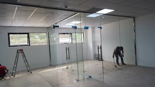 办公室玻璃隔断安装与维修